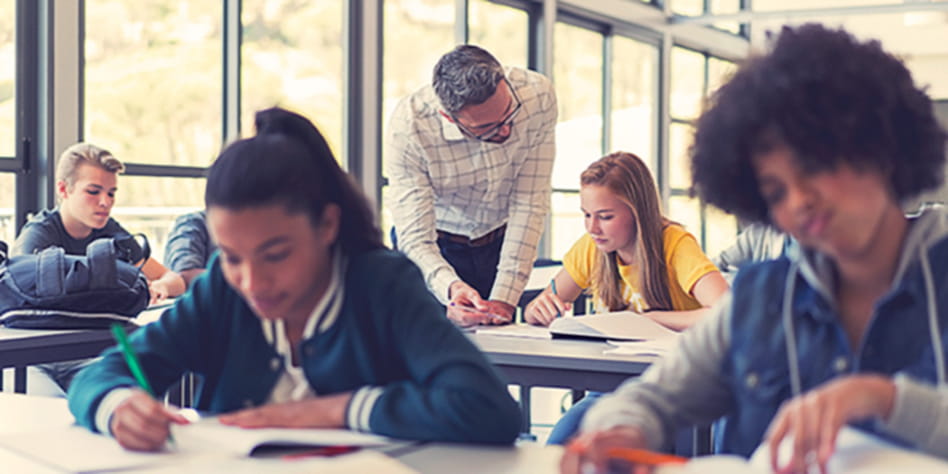 Lehrer hilft Schüler