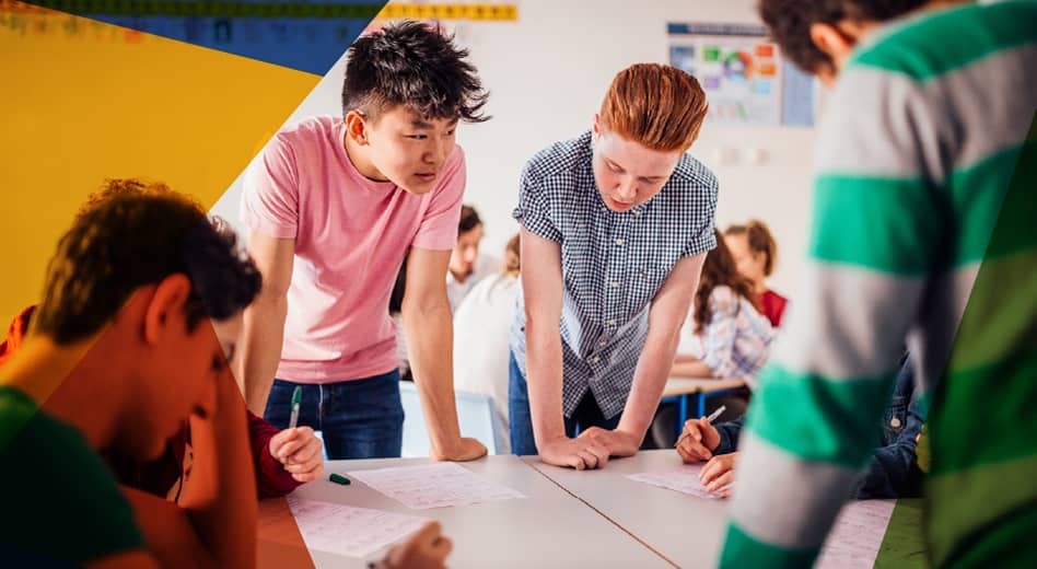 Studenten arbeiten zusammen