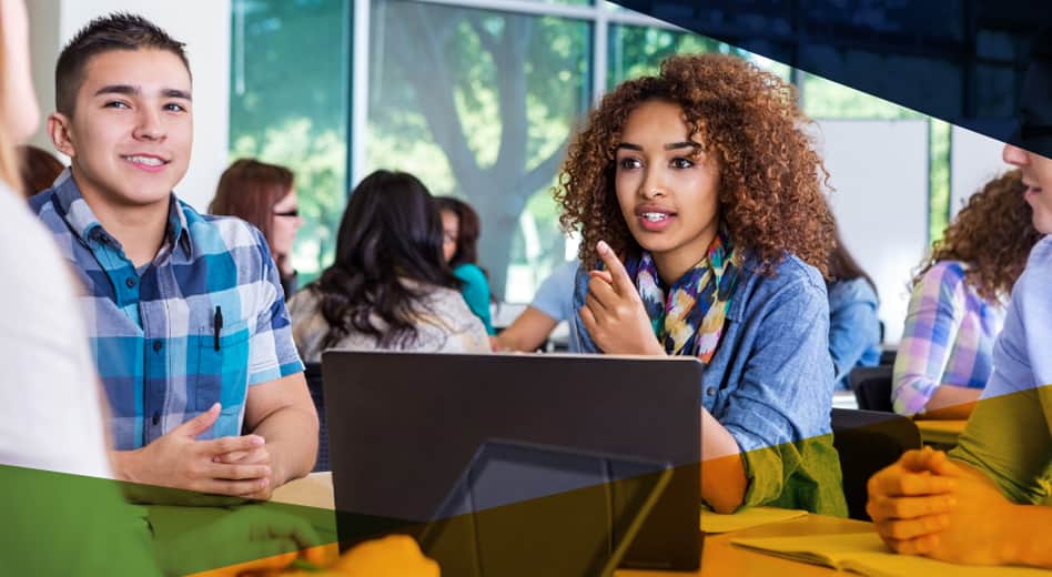 Studenti che lavorano insieme al computer