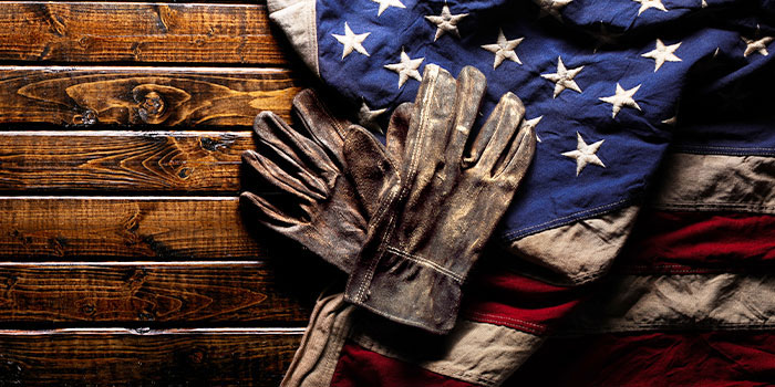 美国国旗上的破旧工作手套