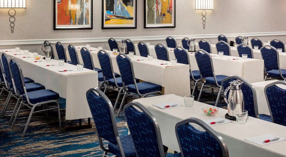 Rangées de chaises de banquet assises devant une salle MityLite Reveal à largeur fixe