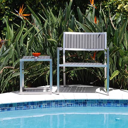 Mobilier d'extérieur en saule photographié au bord de la piscine