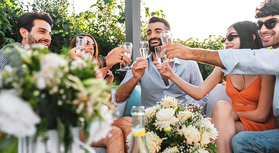 Grupo de personas sentadas en un patio al aire libre.