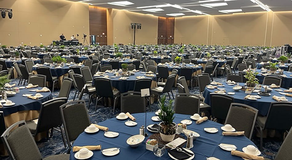 Silla de banquete Encore en un entorno de comedor con banquete