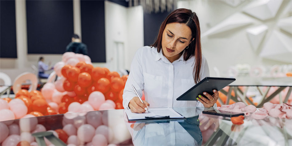 Coordonnateur d'événement évaluant les notes et les listes de contrôle