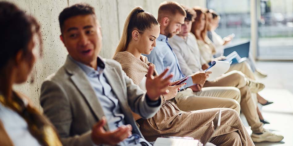 Persone sedute una accanto all'altra in una sala d'attesa