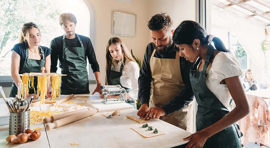 Piccolo gruppo che si diverte a fare la pasta